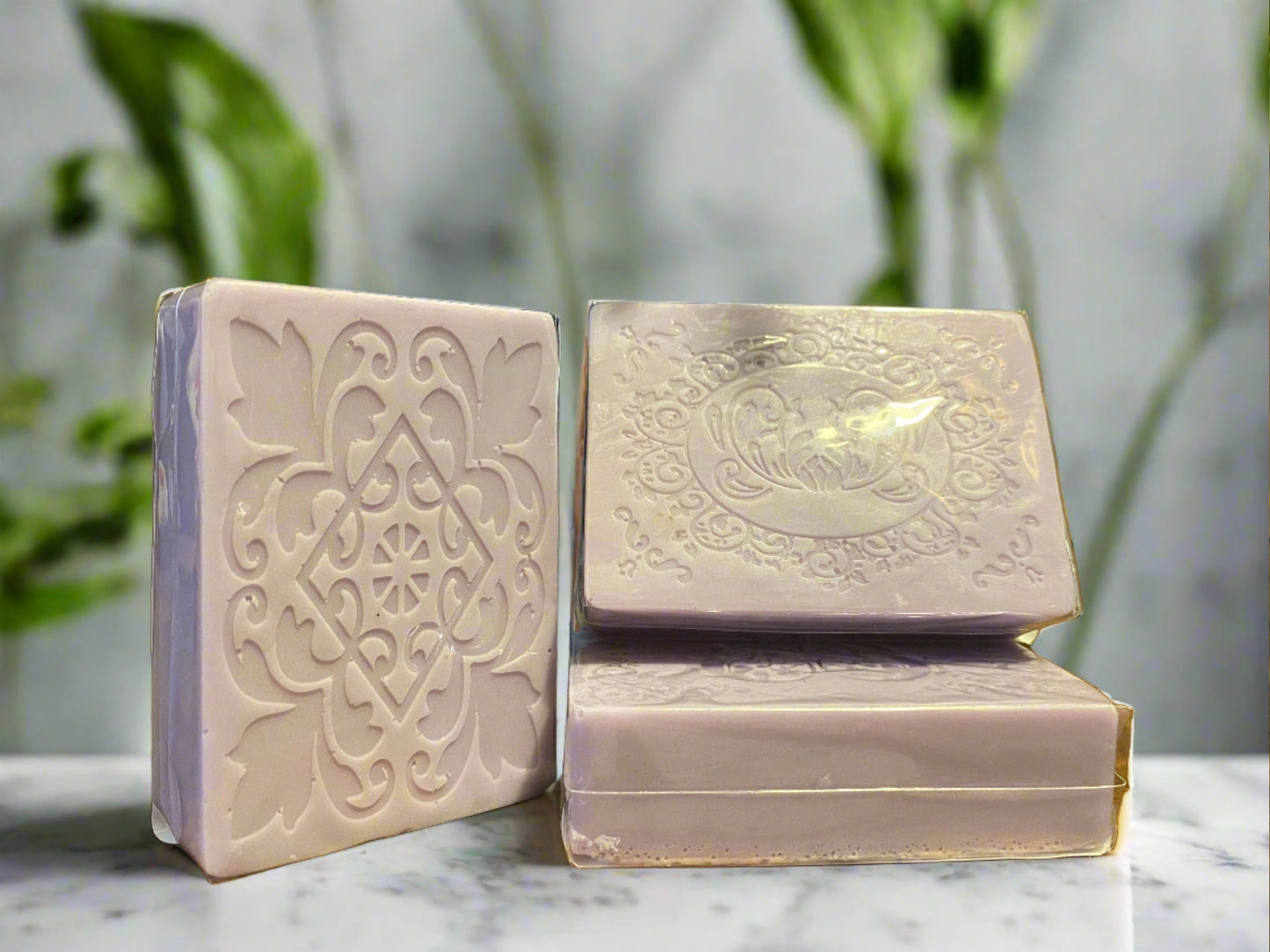 Juicy citrus notes of peach, bergamot, and orange atop a floral heart of apple blossom, jasmine and rose with base notes of woody greens, Tonka Bean, and musk. Vegetable-based Excellent foaming and lather Moisturizing properties leave skin feeling nice Paraben free Preservative free PEG free (Polyethylene glycol) free